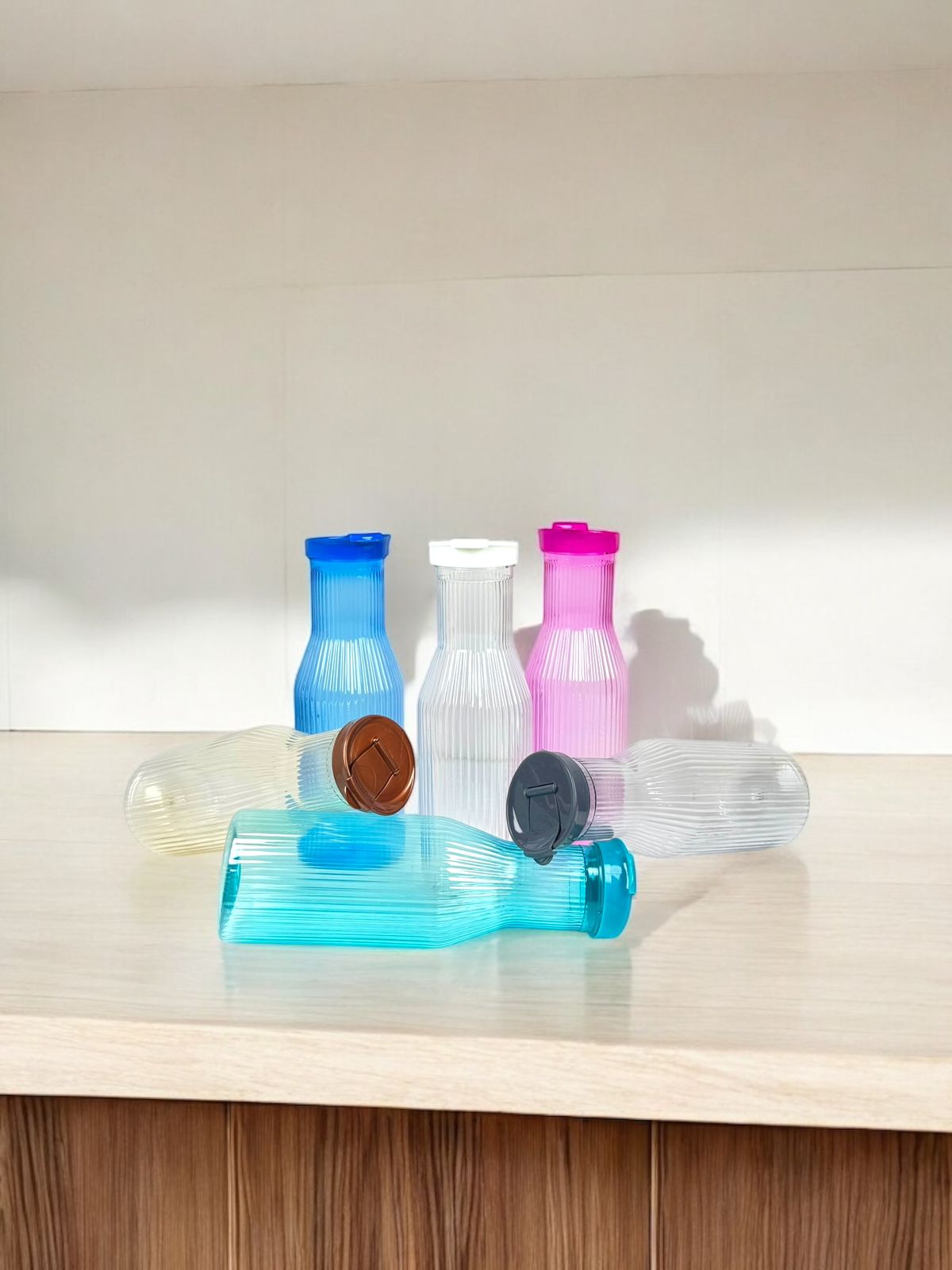 Linear Plastic Juice Bottles, 1700 ml Reusable Empty Juice Bottles with Lids for Milkshake, Plastic Bottles for Water, Juice, Milk
