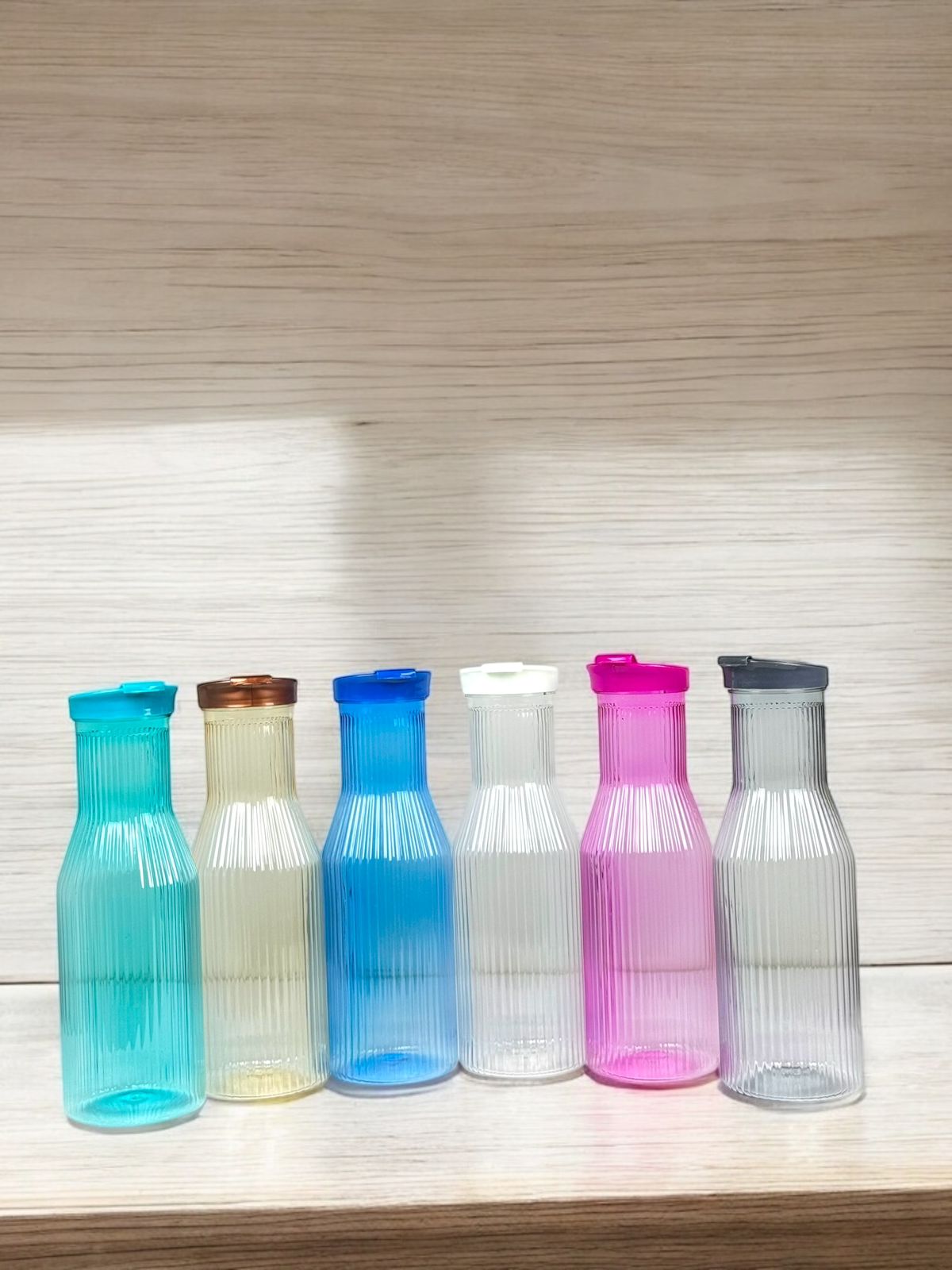 Linear Plastic Juice Bottles, 1700 ml Reusable Empty Juice Bottles with Lids for Milkshake, Plastic Bottles for Water, Juice, Milk