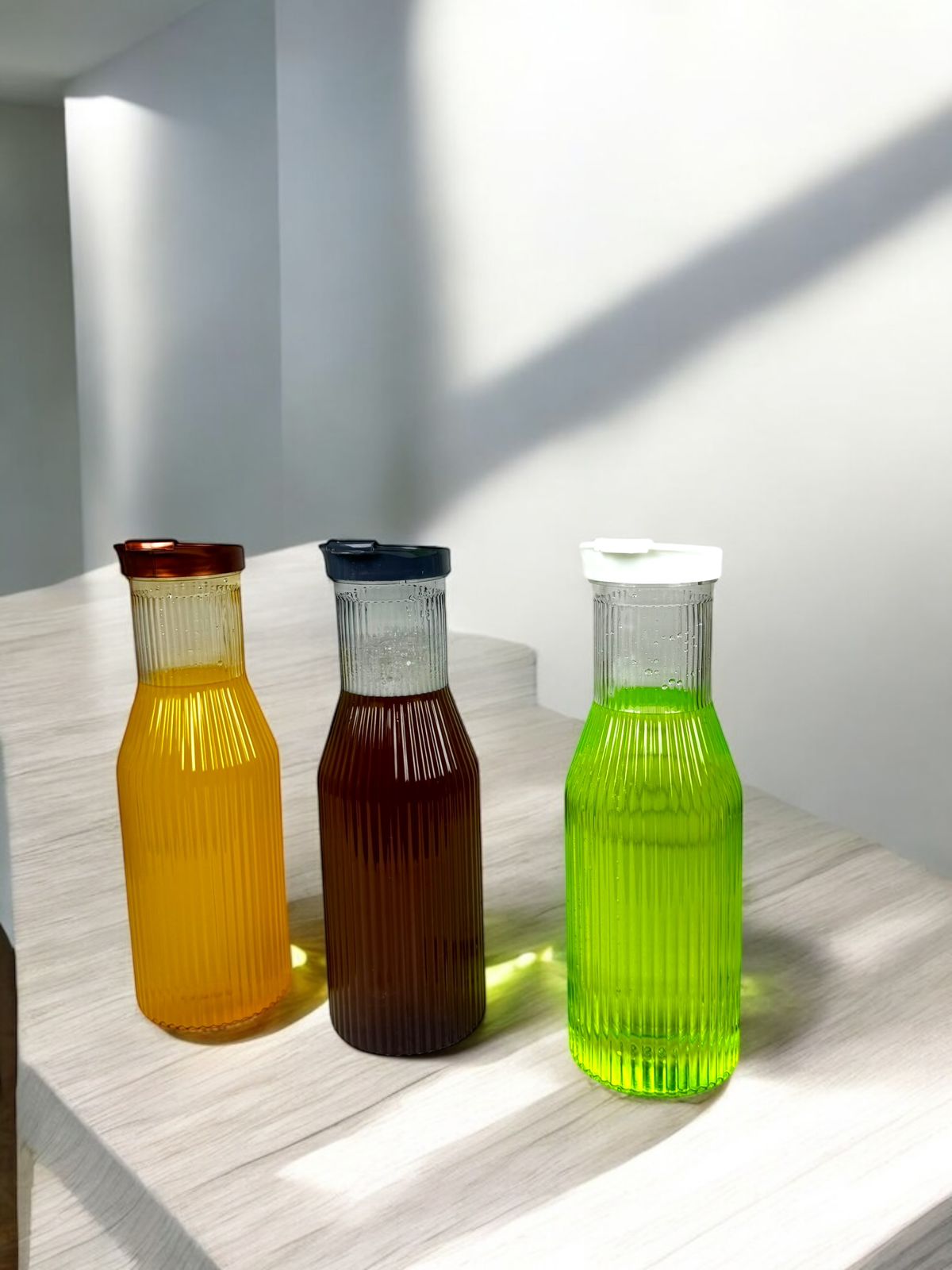 Linear Plastic Juice Bottles, 1700 ml Reusable Empty Juice Bottles with Lids for Milkshake, Plastic Bottles for Water, Juice, Milk